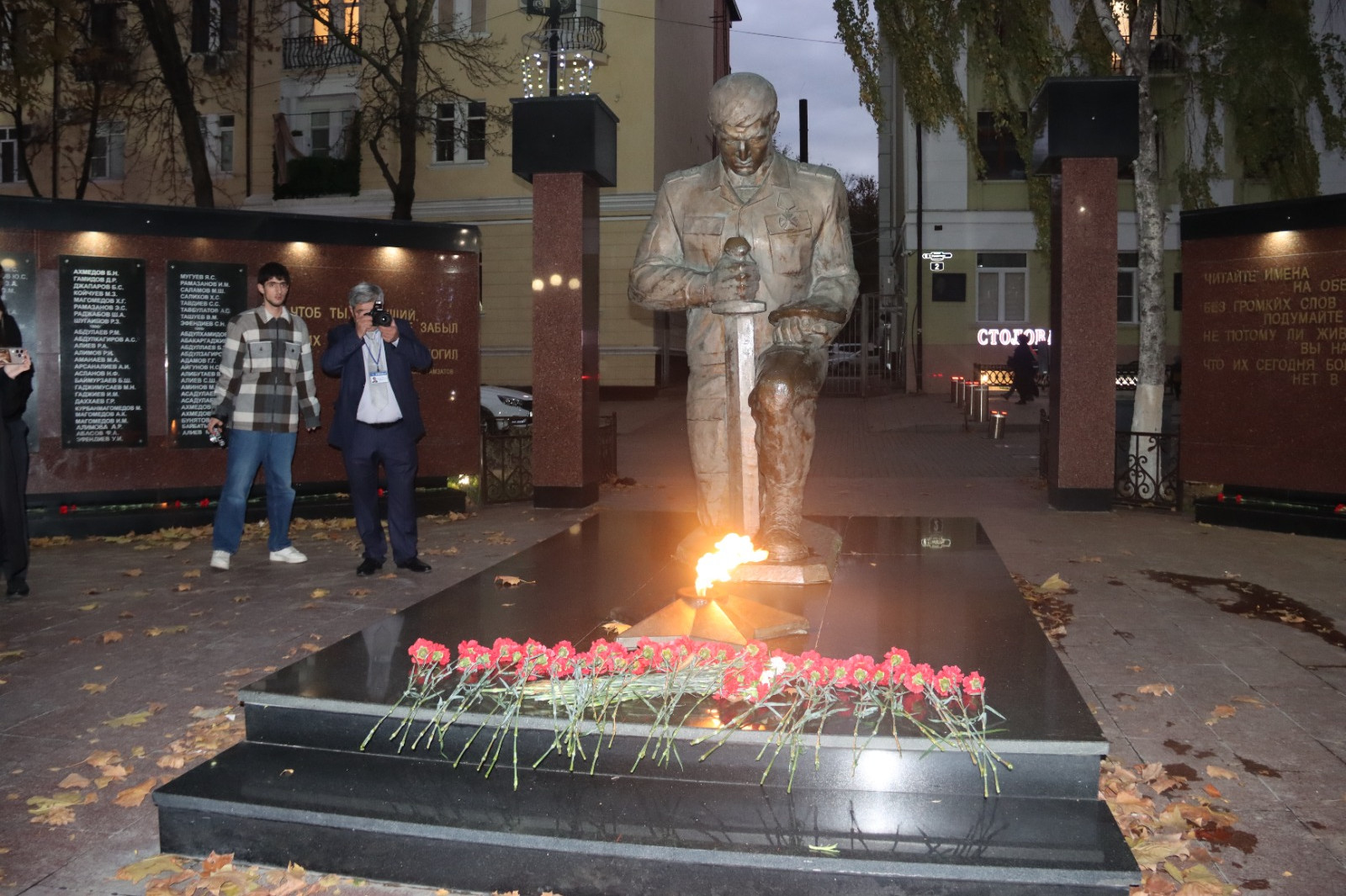 Участники Республиканского антитеррористического форума возложили цветы к Мемориалу Славы сотрудников МВД